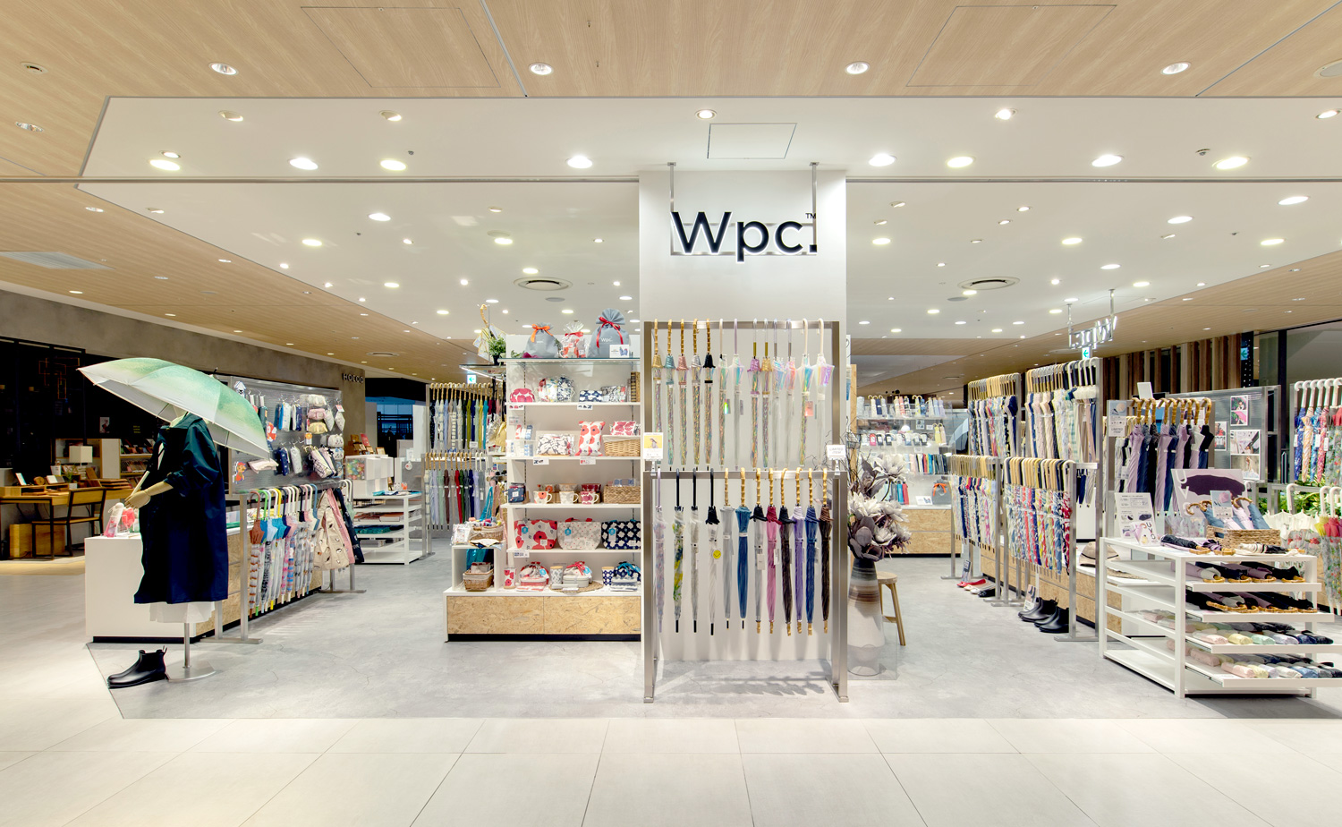 Wpc.ルクア1100店内